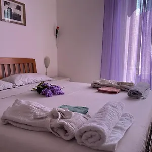 lovely-2-bedroom-rental-unit-5-minutes-from-metro.it-romehotels.com/